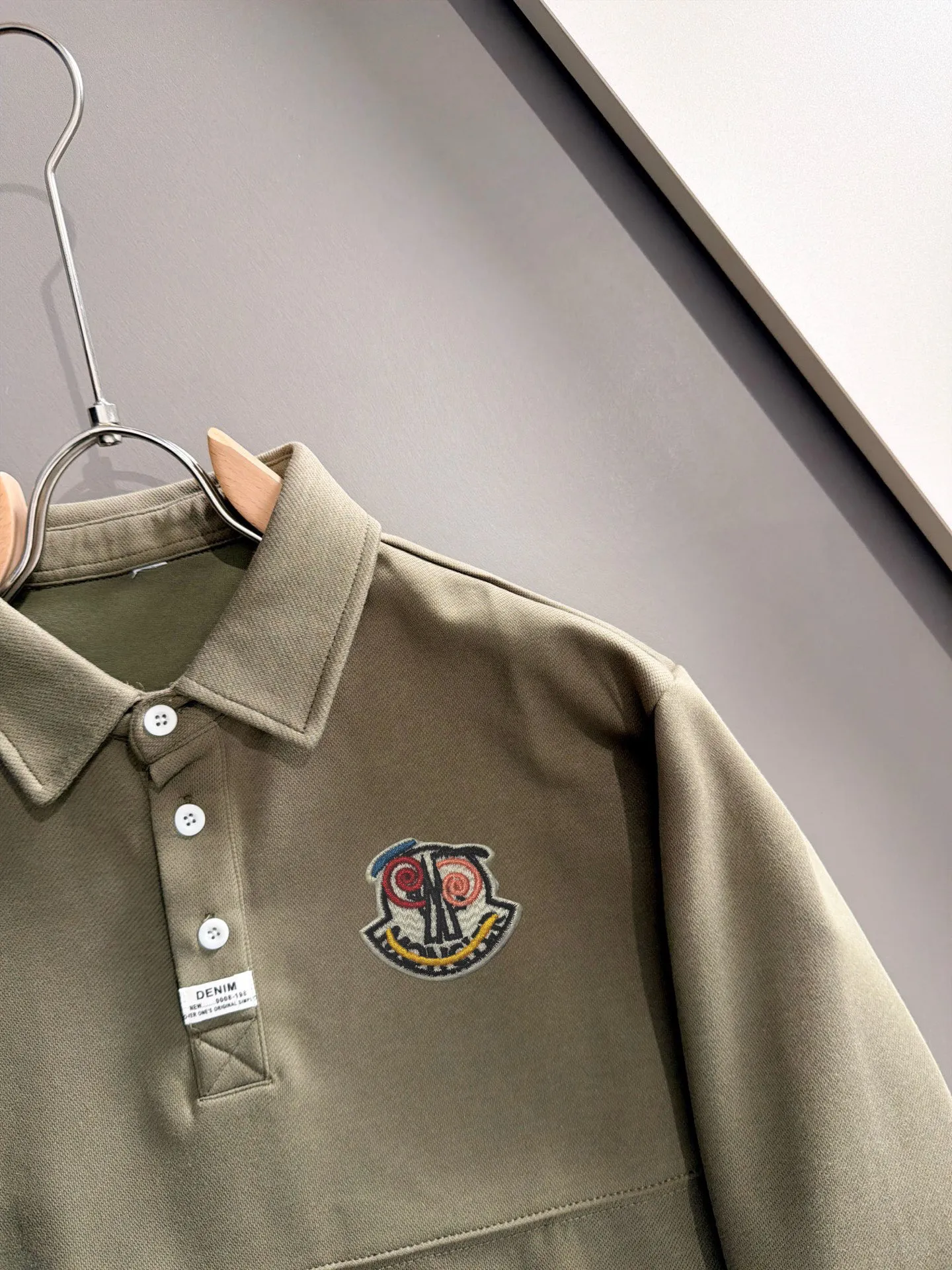 The first 2026 autumn and winter New Arrival sweatshirts for men and women have the same style. Many stars have the same style. Craftsmanship that cannot be copied by ordinary small workshops. We are not afraid of any challenges in terms of materials, detail restoration and craftsmanship, just to provide everyone with wonderful products. Compare the top original versions at will. No expense is spared just to make it better. Unique imported fabric feel. Purely imported German machine production. Precision operation. Thousands of needles density. Full set of New Arrival accessories with three standards for simultaneous customization. Upper body Versatile fashion. A perfect choice for autumn and winter. A must-have item. Sizes: M-4XL (please state your height and weight when placing an order)